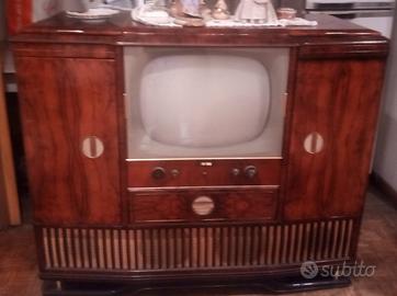 Mobile antico con TV e radio 