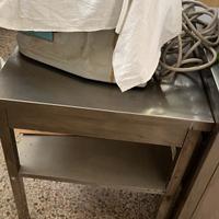 N 2 tavoli / armadio per laboratorio o altro