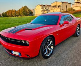 Dodge challenger sxt-plus