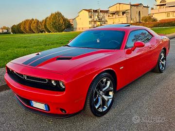 Dodge challenger sxt-plus