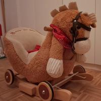 Cavallo a dondolo in legno con ruote 