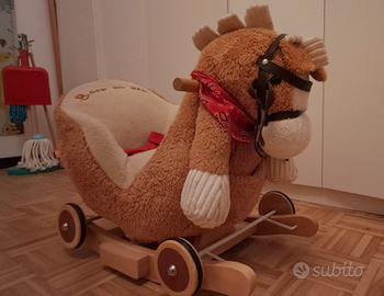 Cavallo a dondolo in legno con ruote 