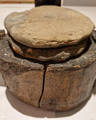 Antico Ceppo con Piastre in Pietra per Focacce