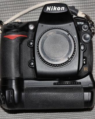 Nikon D 700  14.150 scatti con battery grip Nikon