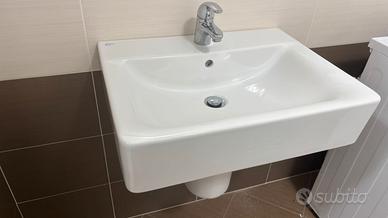 Lavabo bagno con rubinetto