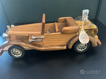 Auto d’epoca in legno con grappa