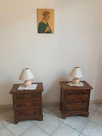 Coppia di comodini classici in legno scuro a 3 cas