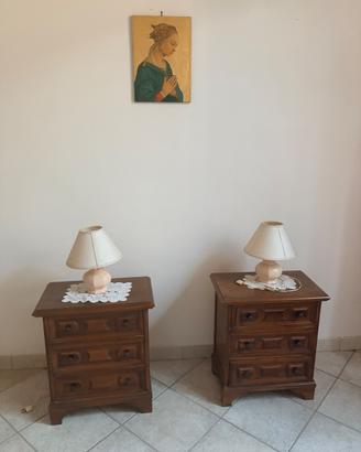 Coppia di comodini classici in legno scuro a 3 cas
