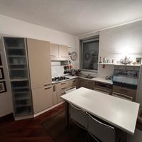 Cucina ad angolo con elettrodomestici