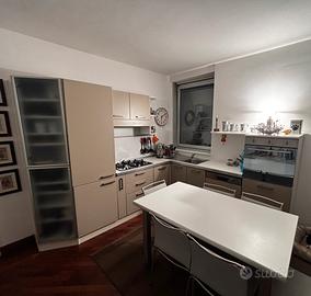 Cucina ad angolo con elettrodomestici