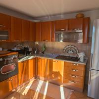 Cucina angolare con ripiano in marmo