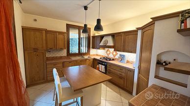 Cucina con isola in vero legno e elettrodomestici
