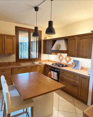 Cucina con isola in vero legno e elettrodomestici