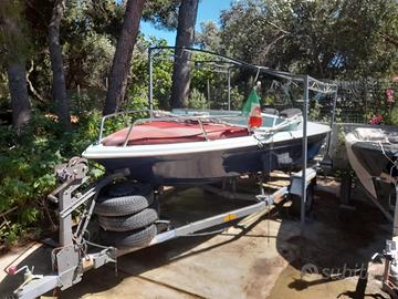 Motoscafo con carrello e due motori