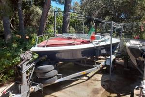 Motoscafo con carrello e due motori