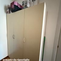 Armadio da ripostiglio con ripiani