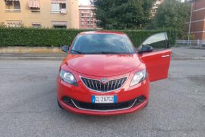 Lancia Ypsilon Hybrid Silver pari al nuovo