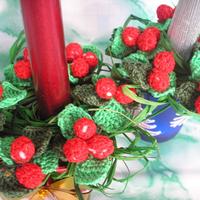 Candela natalizia con agrifoglio ad uncinetto