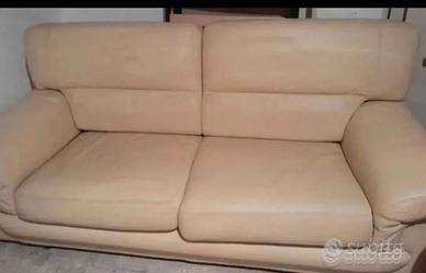 Divano in pelle crema in buone condizioni 