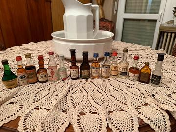Set di mini bottigliette di alcolici da collezione