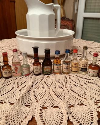 Set di mini bottigliette di alcolici da collezione
