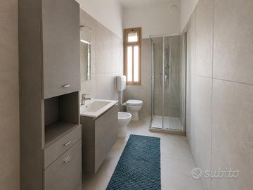 Colonna bagno girevole grigia salvaspazio