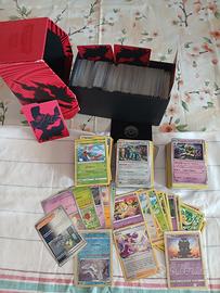Lotto 928 carte Pokemon ITA originali + Box ETB