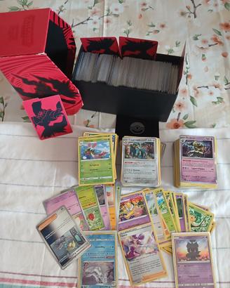 Lotto 928 carte Pokemon ITA originali + Box ETB