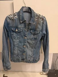Giubbotto in jeans con strass e borchie sulle spal