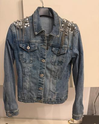Giubbotto in jeans con strass e borchie sulle spal