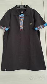 polo nera con maniche corte 