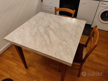 Tavolo apribile con sedie