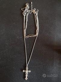 Collana multifilo con strass e croce pendente
