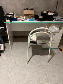 Scrivania con sedia