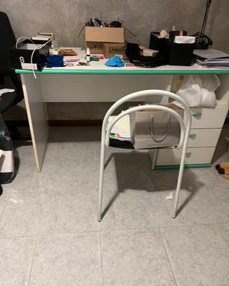 Scrivania con sedia