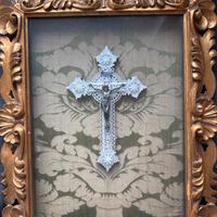 Antico crocifisso su croce in madreperla