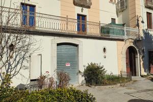 Locale commerciale in pieno centro a Polla (SA)