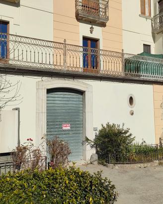 Locale commerciale in pieno centro a Polla (SA)