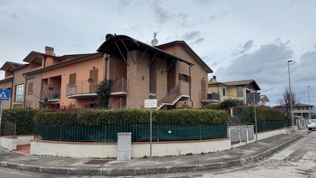 Piano terra con ampia corte esterna e garage