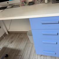 Scrivania con sedia