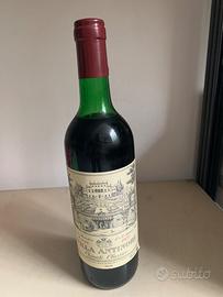 bottiglia vino e bottiglia Vinsanto