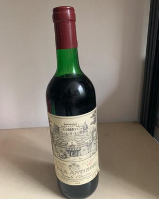 bottiglia vino e bottiglia Vinsanto