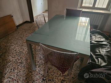 tavolo con piano in vetro e 4 sedie