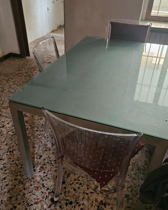 tavolo con piano in vetro e 4 sedie