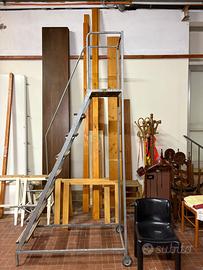 Scala in ferro con scale e ruote