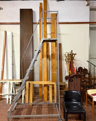 Scala in ferro con scale e ruote