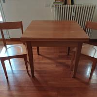 Tavolo in legno  90x 90  allungabile e due sedie 
