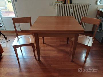 Tavolo in legno  90x 90  allungabile e due sedie 