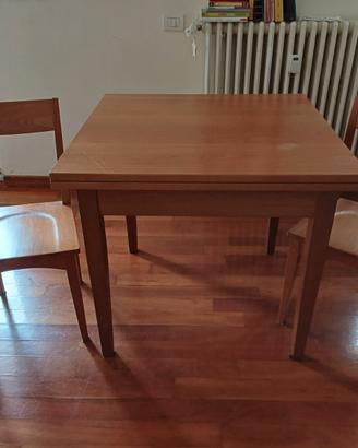Tavolo in legno  90x 90  allungabile e due sedie 