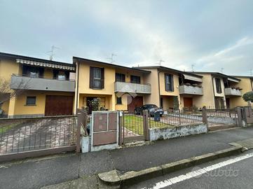 VILLA A SCHIERA CENTRALE A AGNADELLO
